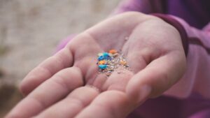 Cómo evitar los microplásticos en tu vida, comida y bebida