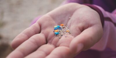 Cómo evitar los microplásticos en tu vida, comida y bebida